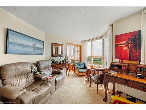 601-675 Davis Drive, Kingston, ON - Indoor Photo Showing Living Room