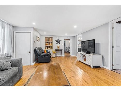 380 Mulville Road, Westport, ON - Indoor Photo Showing Living Room