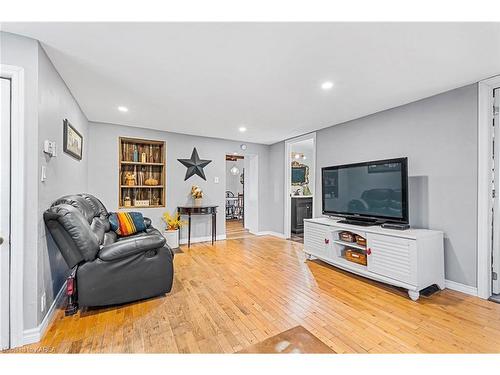 380 Mulville Road, Westport, ON - Indoor Photo Showing Living Room