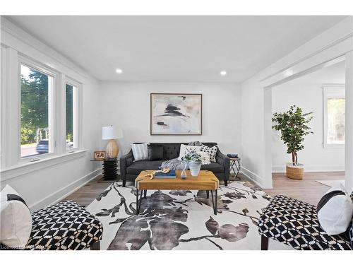 4061 Bath Road, Kingston, ON - Indoor Photo Showing Living Room