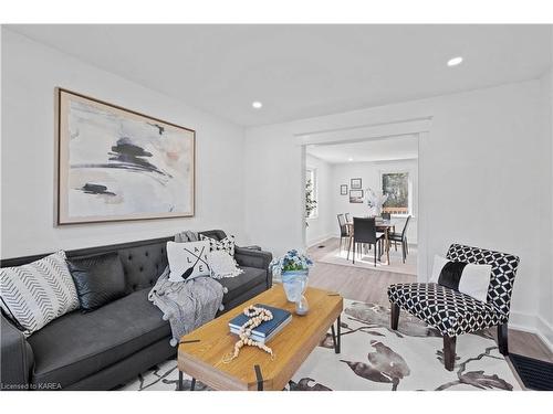 4061 Bath Road, Kingston, ON - Indoor Photo Showing Living Room