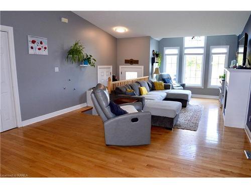 920 Rainbow Crescent, Kingston, ON - Indoor Photo Showing Living Room