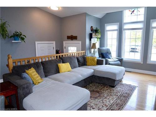 920 Rainbow Crescent, Kingston, ON - Indoor Photo Showing Living Room