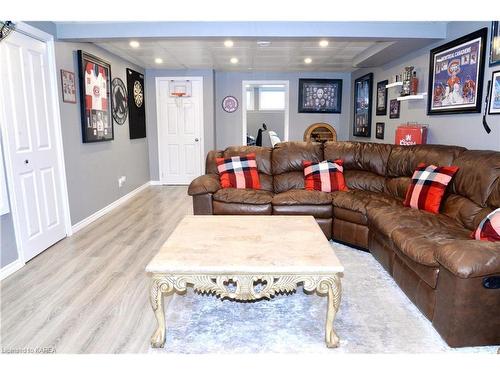 920 Rainbow Crescent, Kingston, ON - Indoor Photo Showing Living Room