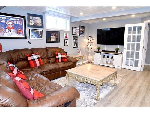 920 Rainbow Crescent, Kingston, ON - Indoor Photo Showing Living Room