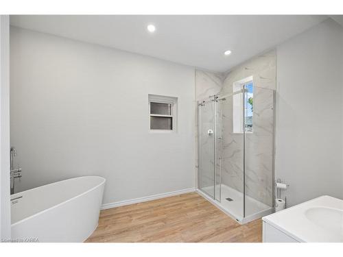 10 Victoria Avenue, Brockville, ON - Indoor Photo Showing Bathroom