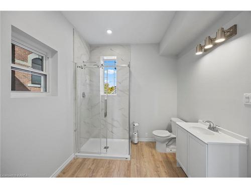 10 Victoria Avenue, Brockville, ON - Indoor Photo Showing Bathroom