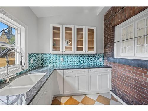 10 Victoria Avenue, Brockville, ON - Indoor Photo Showing Kitchen