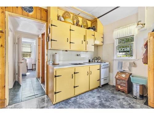 1280 Galt Street, Napanee, ON - Indoor Photo Showing Kitchen