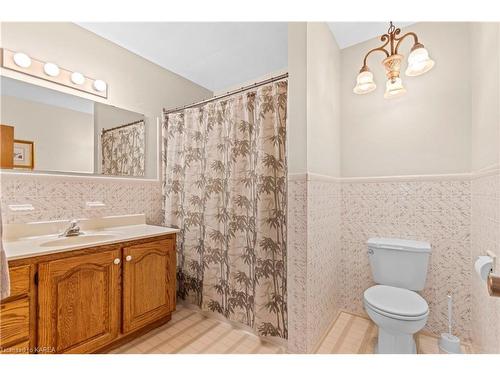 197 Fairway Hill Crescent, Kingston, ON - Indoor Photo Showing Bathroom