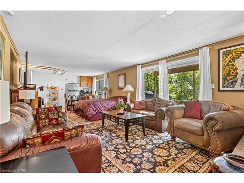 197 Fairway Hill Crescent, Kingston, ON - Indoor Photo Showing Living Room