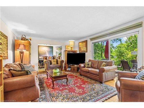 197 Fairway Hill Crescent, Kingston, ON - Indoor Photo Showing Living Room