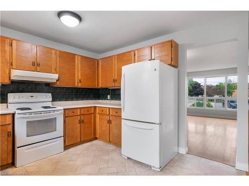 33 Balmoral Court, Kingston, ON - Indoor Photo Showing Kitchen