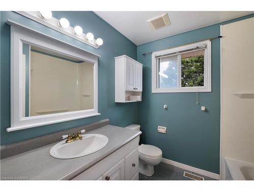 33 Balmoral Court, Kingston, ON - Indoor Photo Showing Bathroom