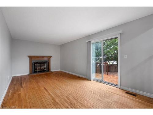 33 Balmoral Court, Kingston, ON - Indoor Photo Showing Living Room