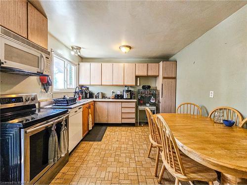 895 Oakview Avenue, Kingston, ON - Indoor Photo Showing Kitchen