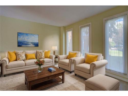 895 Percy Crescent, Kingston, ON - Indoor Photo Showing Living Room