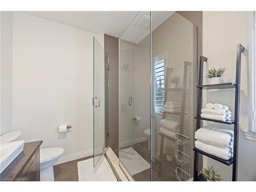 1231 Lisbon Place, Kingston, ON - Indoor Photo Showing Bathroom