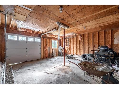 5542 Perth Road Crescent, Perth Road Village, ON - Indoor Photo Showing Garage