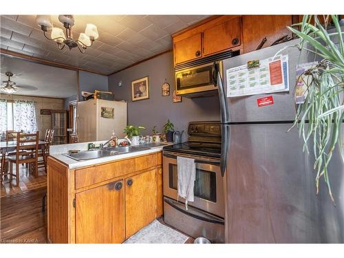 5542 Perth Road Crescent, Perth Road Village, ON - Indoor Photo Showing Kitchen With Double Sink