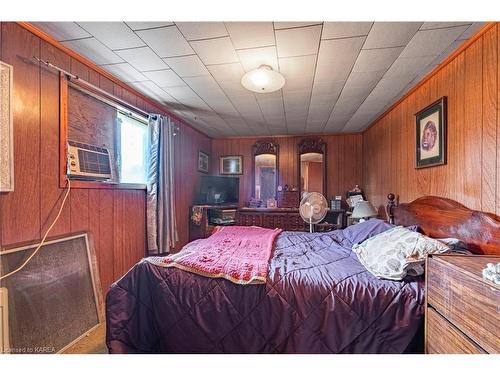 5542 Perth Road Crescent, Perth Road Village, ON - Indoor Photo Showing Bedroom