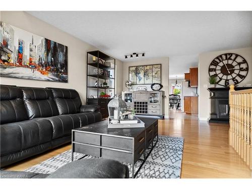 1142 Deerfield Drive, Kingston, ON - Indoor Photo Showing Living Room