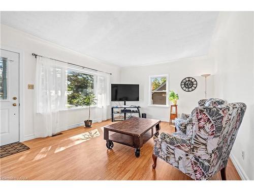 13 Sunset Crescent, Napanee, ON - Indoor Photo Showing Living Room