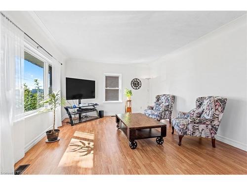 13 Sunset Crescent, Napanee, ON - Indoor Photo Showing Living Room