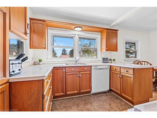 13 Sunset Crescent, Napanee, ON - Indoor Photo Showing Kitchen With Double Sink