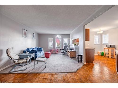 995 Waterbury Crescent, Kingston, ON - Indoor Photo Showing Living Room