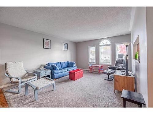 995 Waterbury Crescent, Kingston, ON - Indoor Photo Showing Living Room