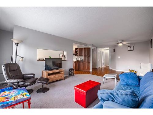 995 Waterbury Crescent, Kingston, ON - Indoor Photo Showing Living Room