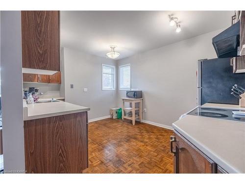 995 Waterbury Crescent, Kingston, ON - Indoor Photo Showing Kitchen