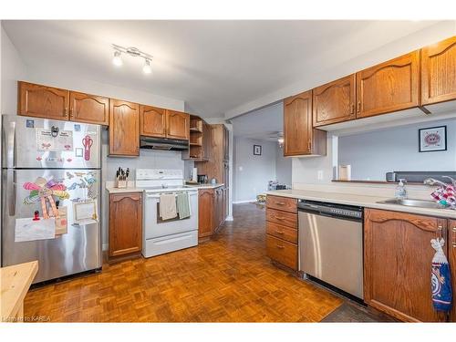 995 Waterbury Crescent, Kingston, ON - Indoor Photo Showing Kitchen