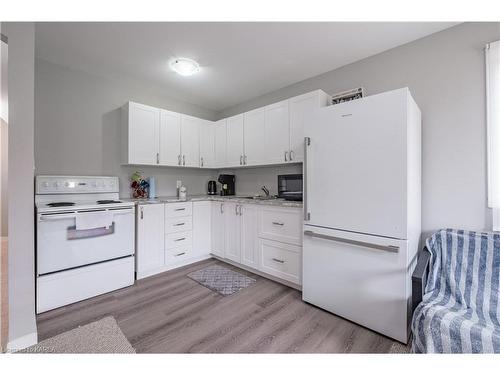 995 Waterbury Crescent, Kingston, ON - Indoor Photo Showing Kitchen