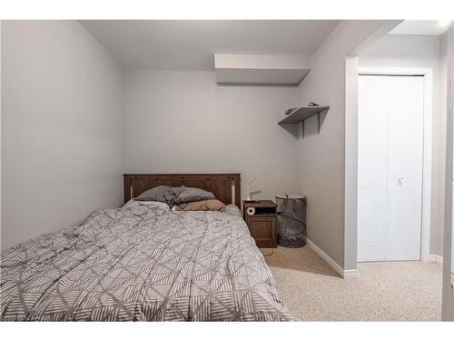 995 Waterbury Crescent, Kingston, ON - Indoor Photo Showing Bedroom