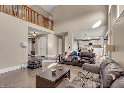 121 Jessup Lane, Bath, ON - Indoor Photo Showing Living Room