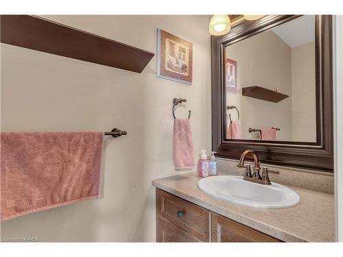 121 Jessup Lane, Bath, ON - Indoor Photo Showing Bathroom