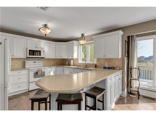 121 Jessup Lane, Bath, ON - Indoor Photo Showing Kitchen