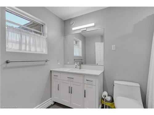 121 Jessup Lane, Bath, ON - Indoor Photo Showing Bathroom