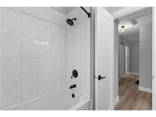 694 Laidlaw Crescent, Kingston, ON - Indoor Photo Showing Bathroom