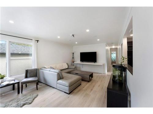 90 Michael Grass Crescent, Kingston, ON - Indoor Photo Showing Living Room