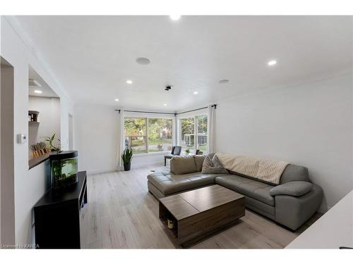 90 Michael Grass Crescent, Kingston, ON - Indoor Photo Showing Living Room