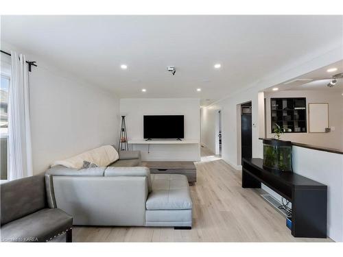 90 Michael Grass Crescent, Kingston, ON - Indoor Photo Showing Living Room