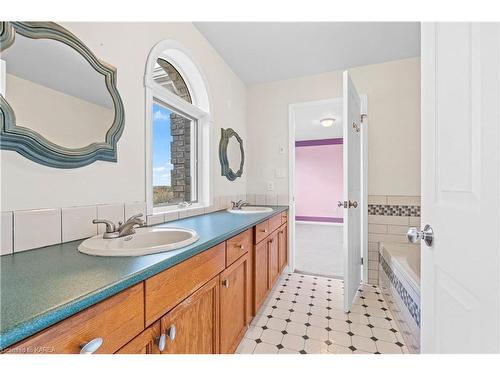 708 Palace Road, Napanee, ON - Indoor Photo Showing Bathroom