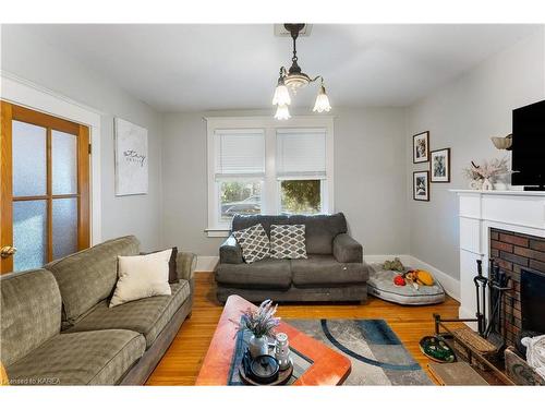 539 Albert Street, Kingston, ON - Indoor Photo Showing Living Room With Fireplace