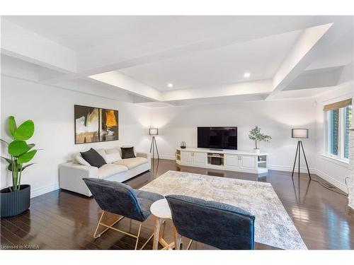 81 Kenwoods Circle, Kingston, ON - Indoor Photo Showing Living Room