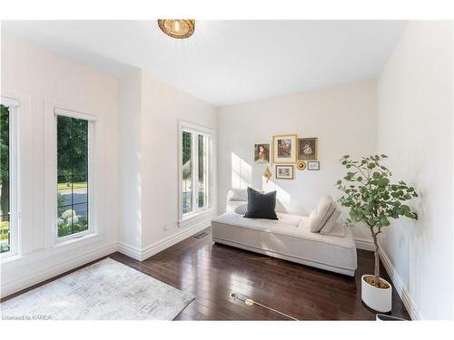 81 Kenwoods Circle, Kingston, ON - Indoor Photo Showing Living Room