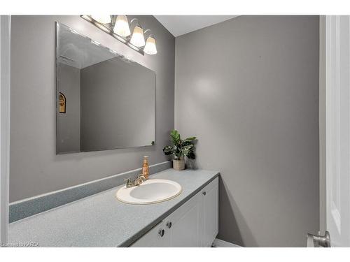 513 Farnham Court, Kingston, ON - Indoor Photo Showing Bathroom