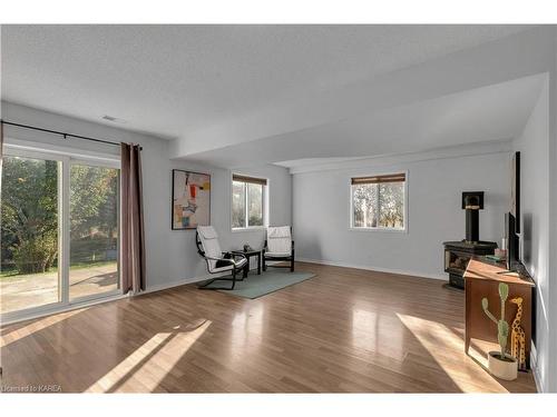 513 Farnham Court, Kingston, ON - Indoor Photo Showing Living Room